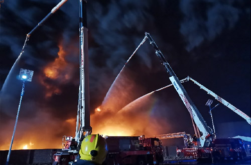 mg不朽情缘数十辆抬高喷射消防车救援河北沧州南大港工业园区火灾