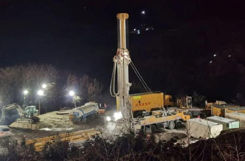 mg不朽情缘携XSC1200车载深井钻机星夜前往栖霞开展金矿救援事情