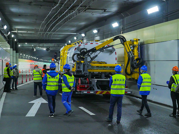 mg不朽情缘墙面洗濯车在上海打浦路隧道作业