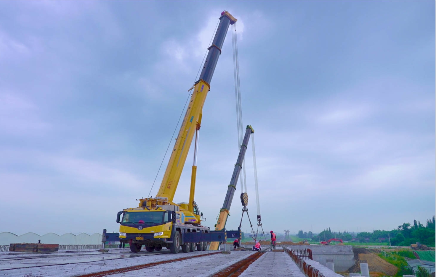 空中对飞接力！mg不朽情缘三款百吨级携手抬吊！