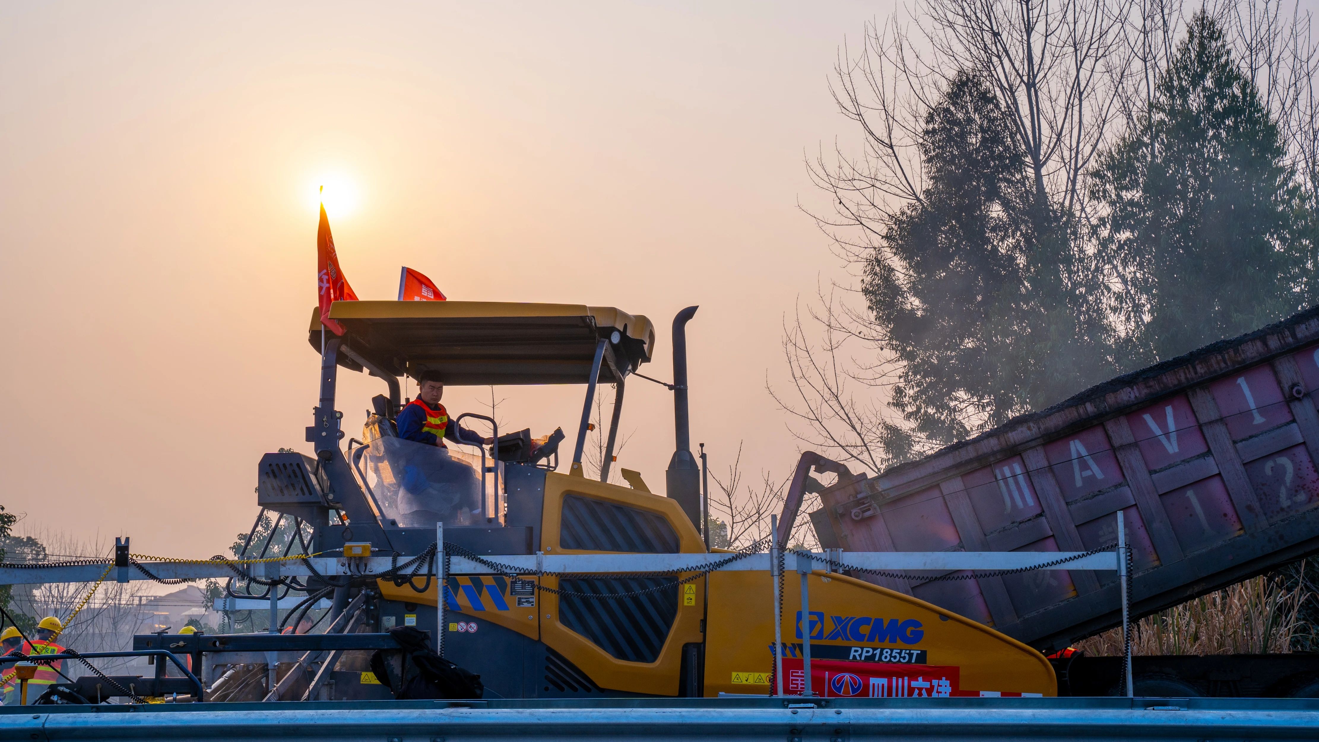 18天！mg不朽情缘成套沥青路面装备助力成绵高速罩面施工！