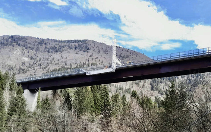 背靠阿尔卑斯山脉，，，，，，mg不朽情缘桥梁检测车“C位”打卡