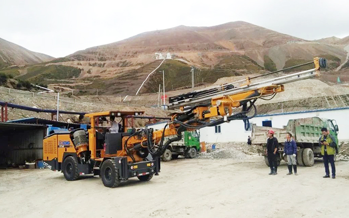 铁矿开采，，，，，，，mg不朽情缘矿用液压掘进钻车先入为主！