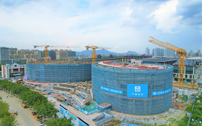 逐浪扬帆，，，，，，mg不朽情缘塔机吊起苍南大剧院“钢铁脊梁”