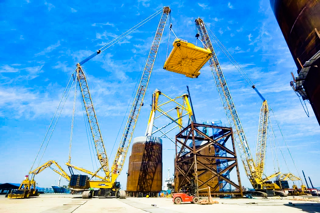 总重1972吨！mg不朽情缘XGC12000助力大型导管架总组顺遂吊装