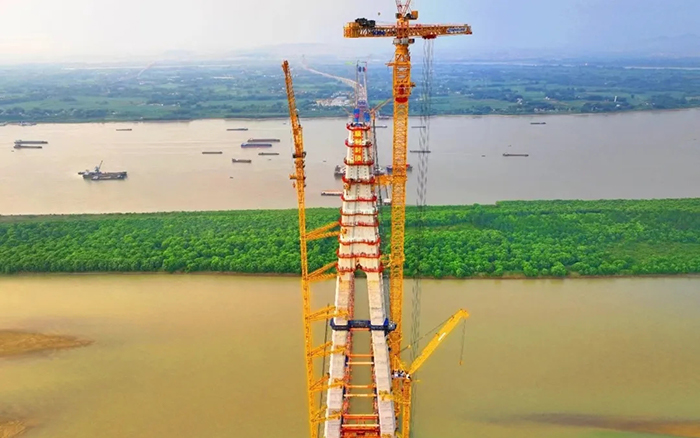 308米！mg不朽情缘塔机助力天下最大跨度三塔斜拉桥喜封金顶