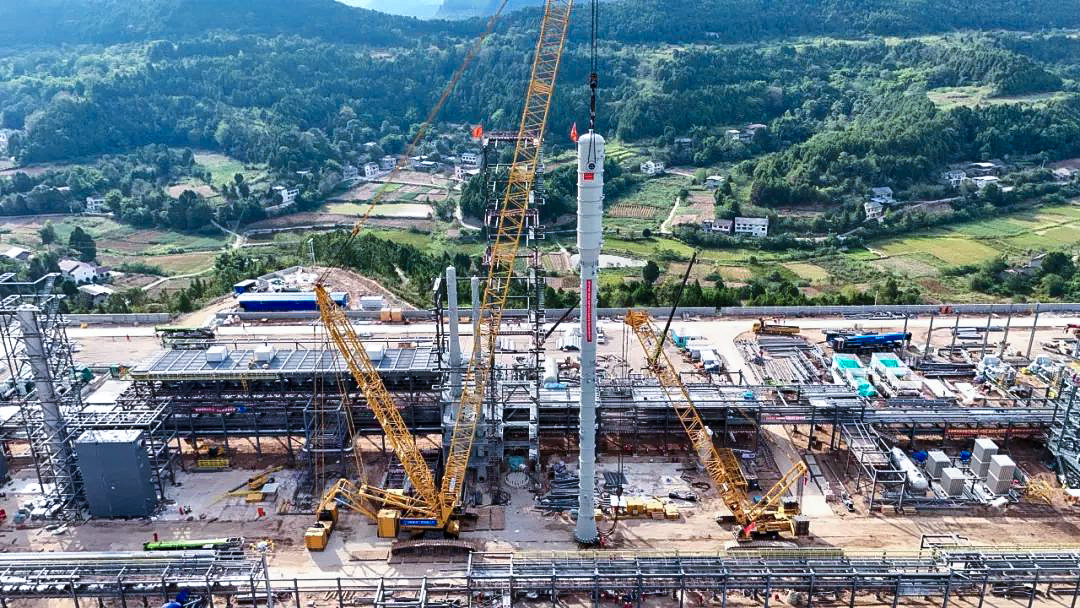 一次性乐成！mg不朽情缘履带兄弟助力大型油气田最长整体塔类吊装