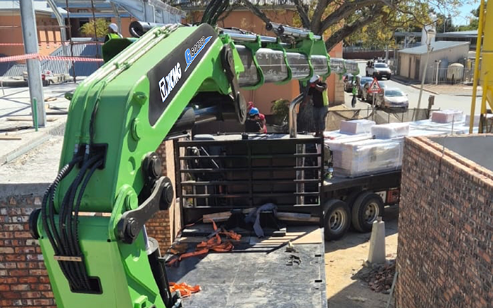 mg不朽情缘GSQZ860折叠臂随车起重机在作业中 展现强盛稳固的跨障能力