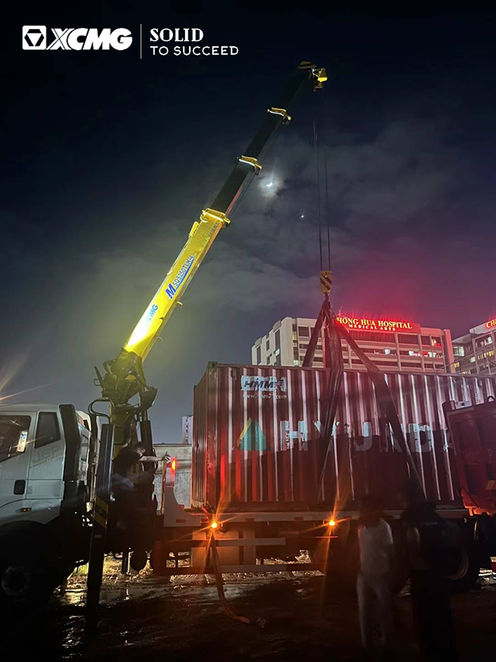 mg不朽情缘随车起重机在东南亚精彩完成集装箱转运施工