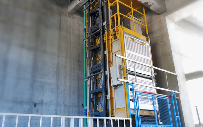 性能规范！mg不朽情缘井道施工升降机助建超高层商务中心项目