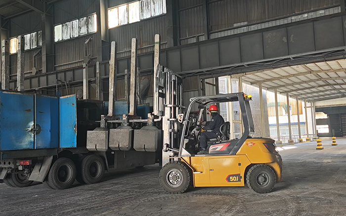 mg不朽情缘孔雀高性能重载锂电叉车助力冶金行业加速生长