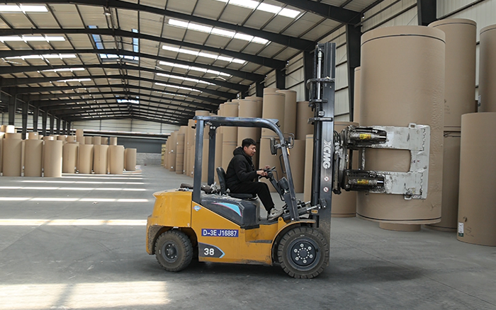 mg不朽情缘新E叉车，，，，，，为纸厂搬运难题 “精准破局”