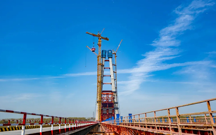 全球最大塔机亮相央视！mg不朽情缘助力马鞍山长江大桥主塔吊装