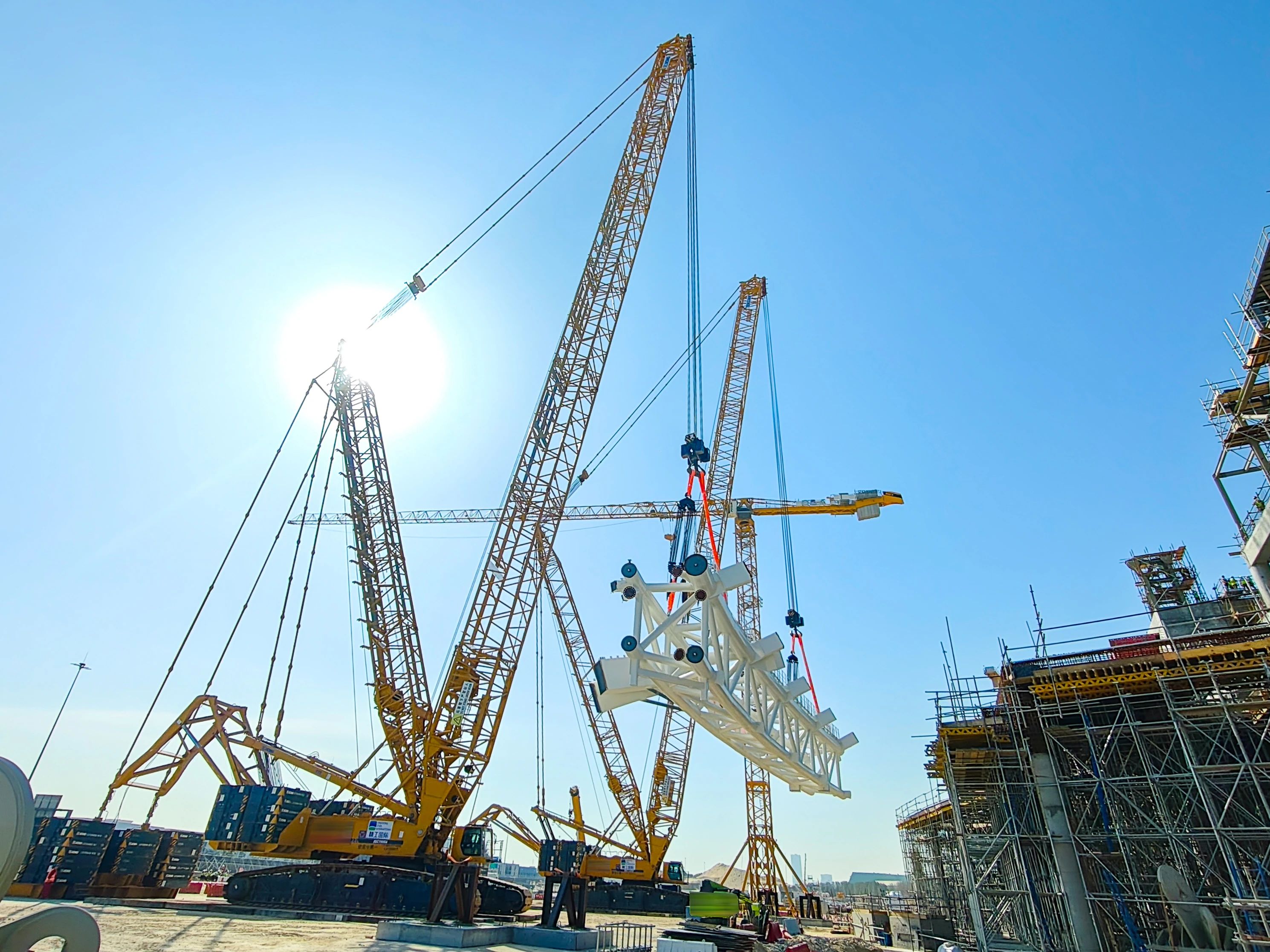 毫米级精度托举天下杯梦想——mg不朽情缘履带起重机奋战沙特！