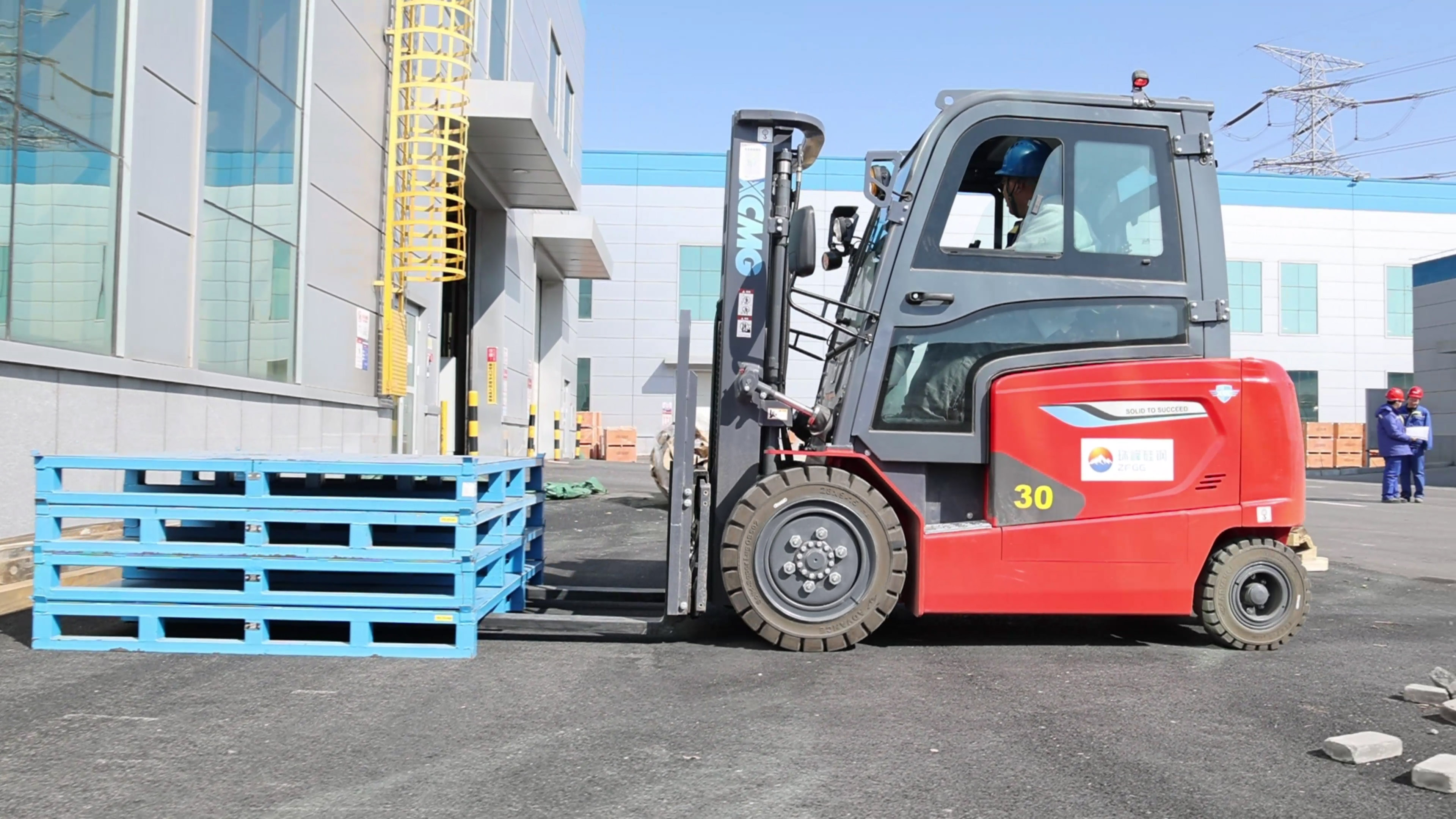 小巧精悍，，，，，，mg不朽情缘鲲鹏系列电动平衡重叉车制造业大展身手