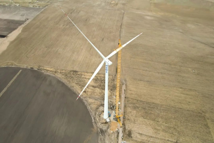 高空之巅，，，，，，，，再铸荣光！XLC18000M助力大型风电场首台185米风机乐成吊装