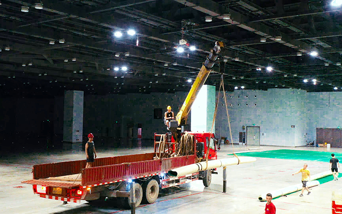 高效稳护航，，，，，，mg不朽情缘随车起重机赋能广西会展中心体育场馆塑胶铺设